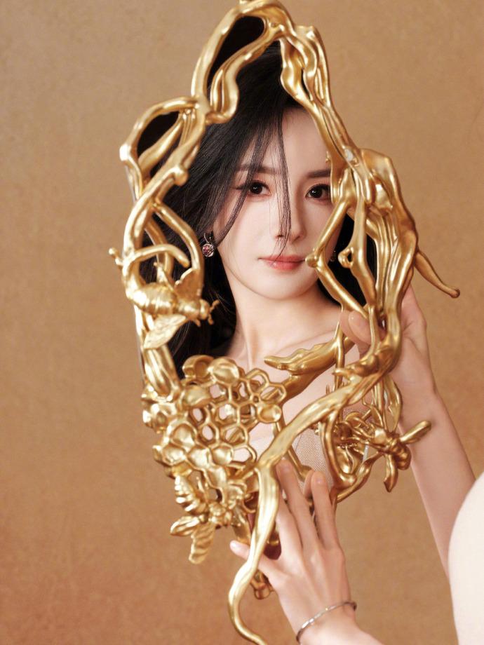 新造型，每次活动都是如此光彩夺目，让人目不转睛！