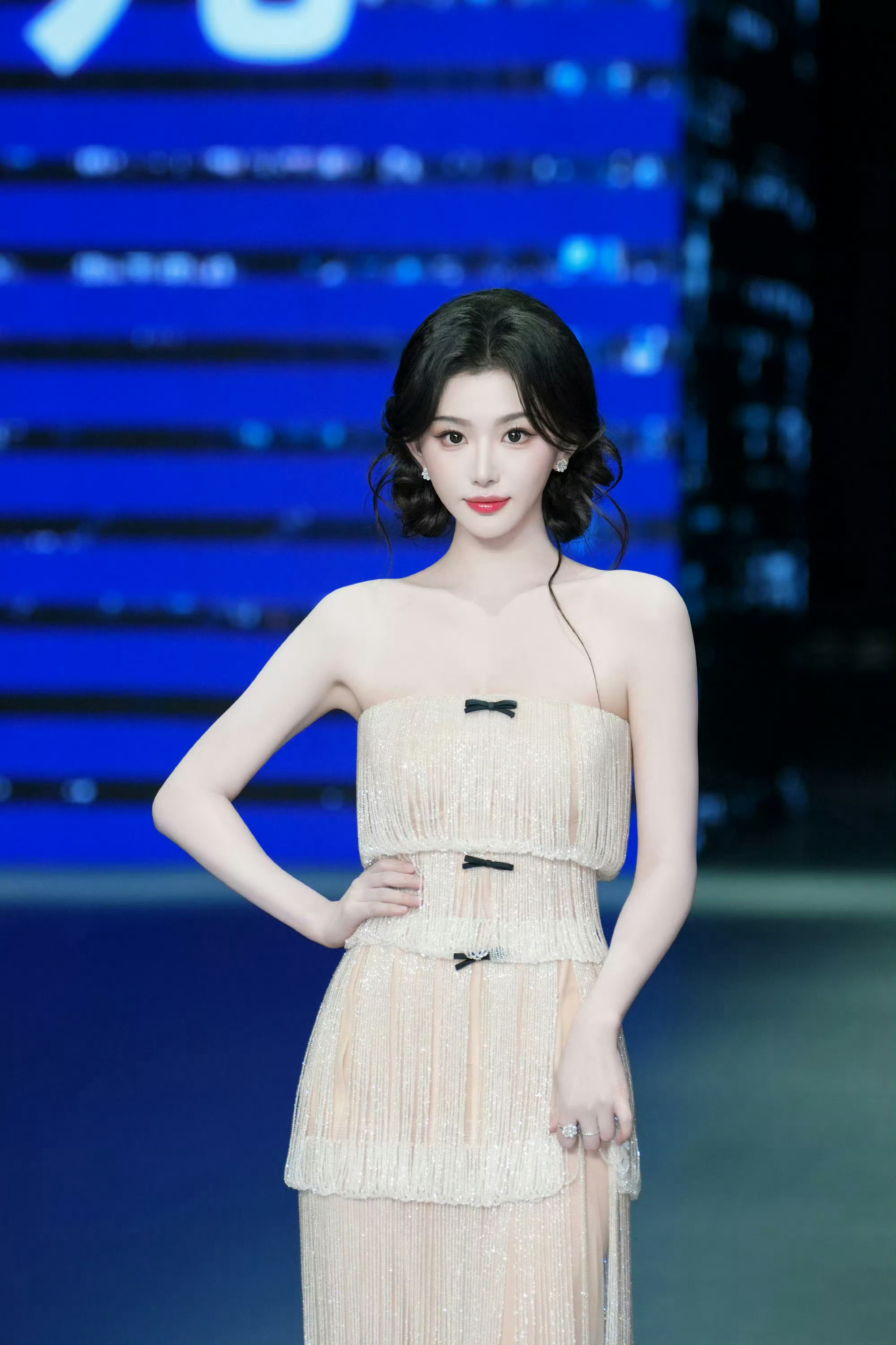 孔雪儿你美孔雪儿让我想了半天漂亮话孔雪儿就是美萌清甜的一颗青苹果🍏！这组liv