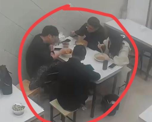 浙江一餐馆老板曝光，4人吃165块钱的面，女子打掩护4人全部逃单。3男一女在餐馆