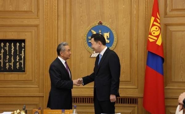 在会见到访的中国外长王毅时，蒙古国总理乌其尔勒说的是“不支持‘台湾独立’，而在中
