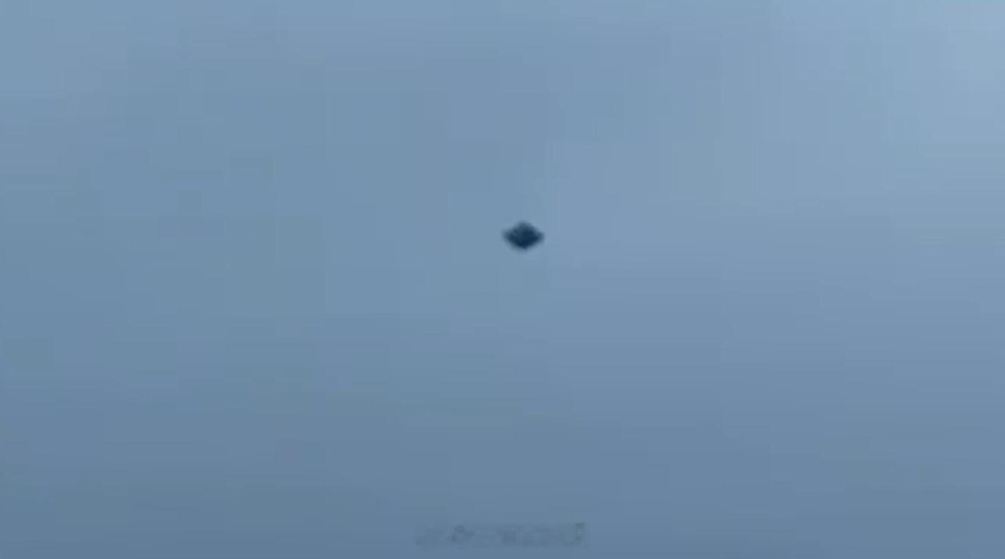 UFO高速飞过墨西哥城上空每次一出来UFO视频，画质立马就退回到20年前