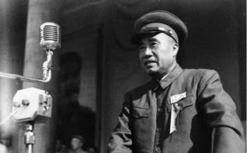 1952年6月2日，时任西南军区司令员的贺龙接到紧急通知，毛主席要在中南海见他。