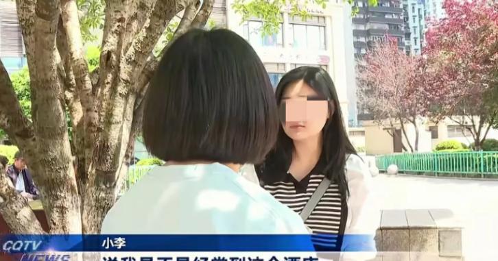 5月1日，重庆女子和男友去酒店开房，不料在办理入住时，女子的手机直接连上了酒店W