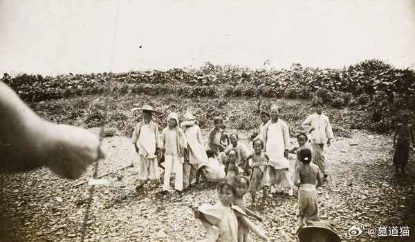 河岸上玩耍的儿童，1910年