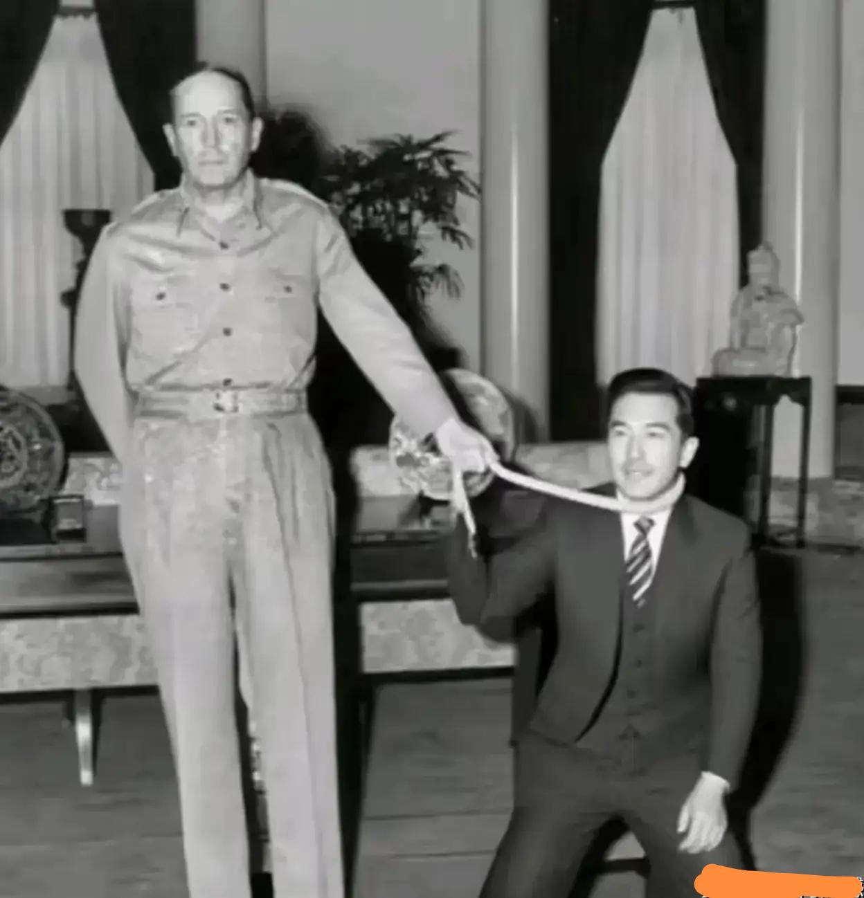 日本天皇裕仁被麦克阿瑟像牵狗一样牵着，还有各种日本天皇学狗叫的视频。毫无疑问这些