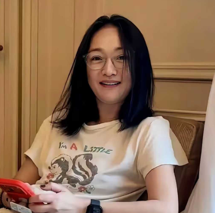 周迅这五十一岁的状态也太令人惊叹，除了头顶有白发，皮肤真的白白嫩嫩，周迅也从来没