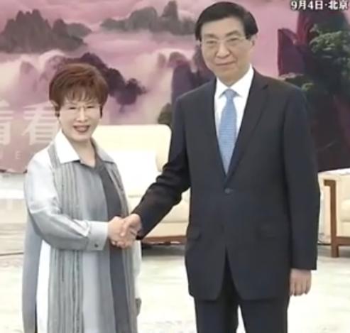这下不仅北京，全世界人都知道了，洪秀柱参加阅兵后，绿营这次不敢对洪秀柱下黑手了。