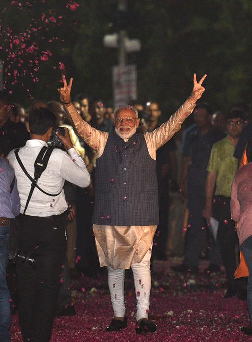 男人再怎么穿裙子戴花帽子，都没有女人穿裙子好看，莫迪就是一个例子。他裙子也穿了，