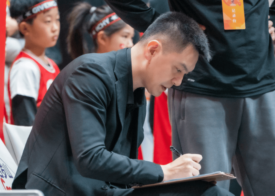 杨鸣工作室晒照庆祝胜利: 收获三连胜, 祝大家周末愉快