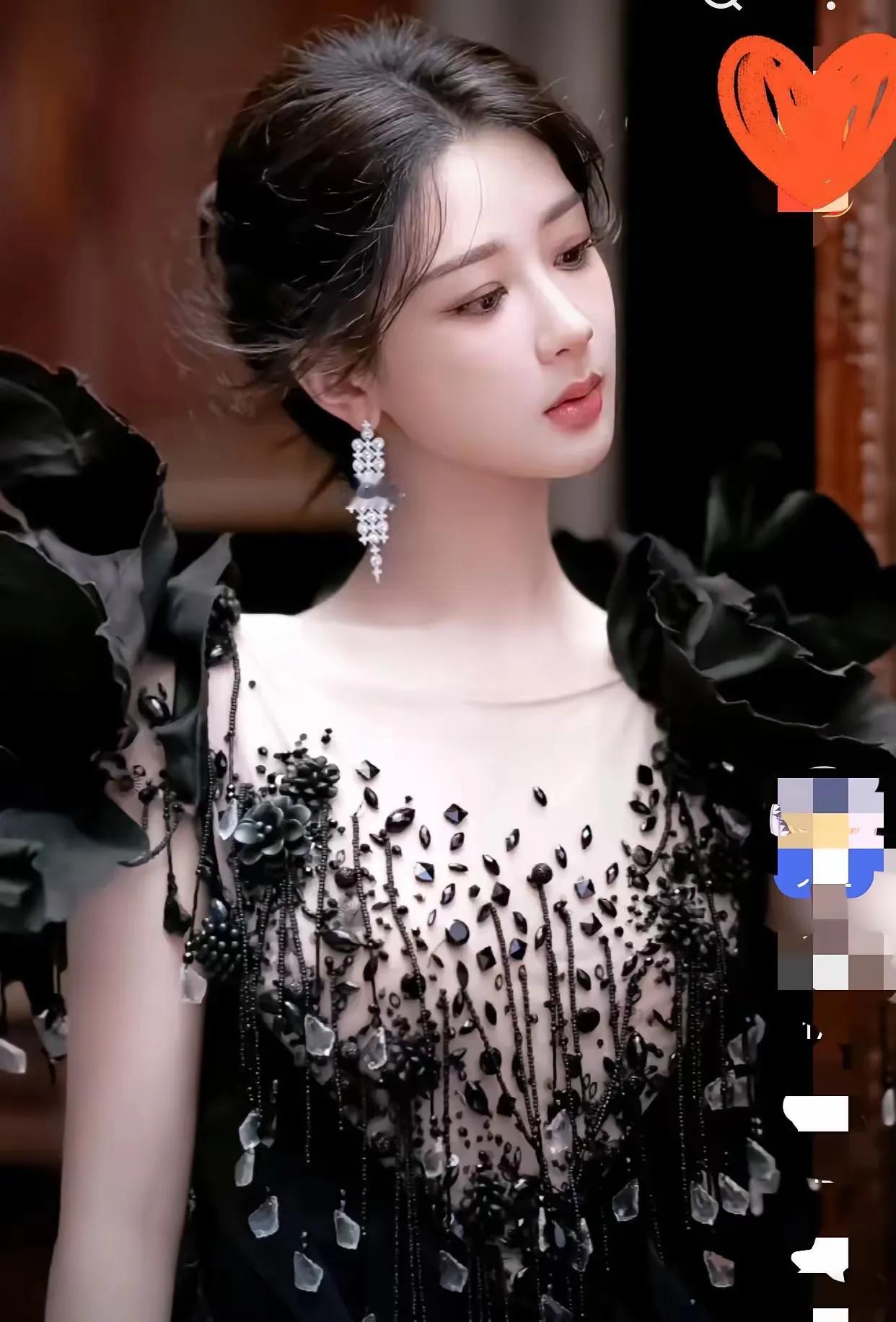 不得不说，选对礼服对女明星有多重要！杨紫这套黑色礼服，真的把她的优势全部展现出