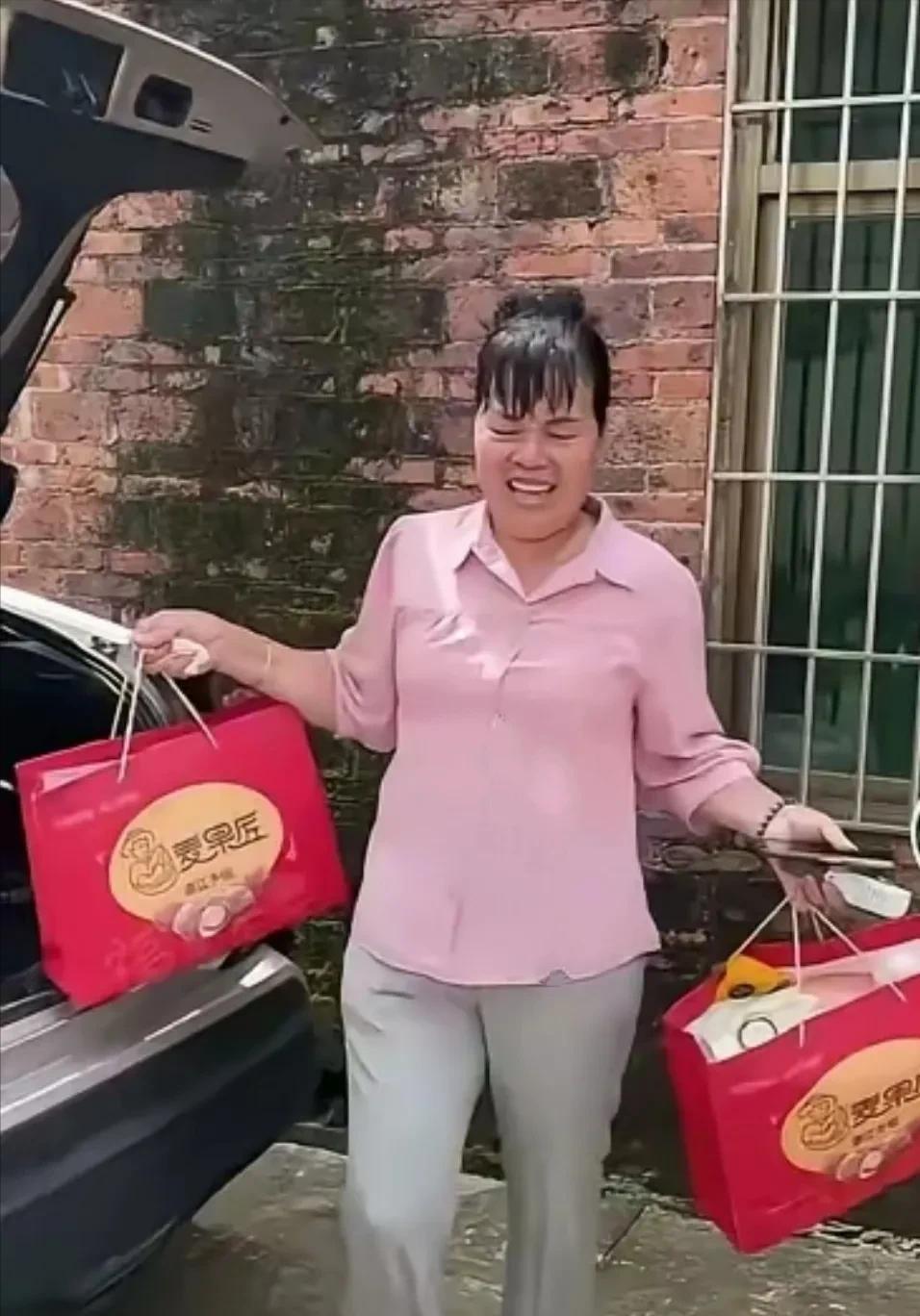 全红婵的妈妈现在也豪横起来了，开上了小豪车！图一是全妈开着小车，满脸笑容的拎着
