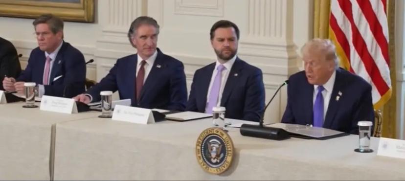 石油巨头齐聚白宫探讨委内瑞拉原油，特朗普“你们投千亿、政府不出钱”，美孚“没改