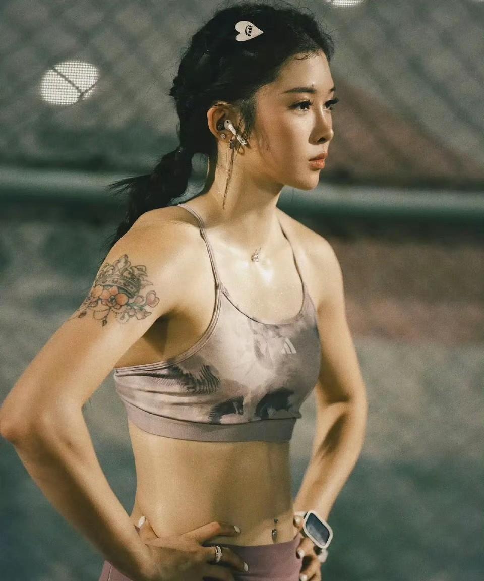 大家知道吴艳妮这个纹身怎么总是若隐若现吗？现实中吴艳妮右臂的这个纹身十分醒目，