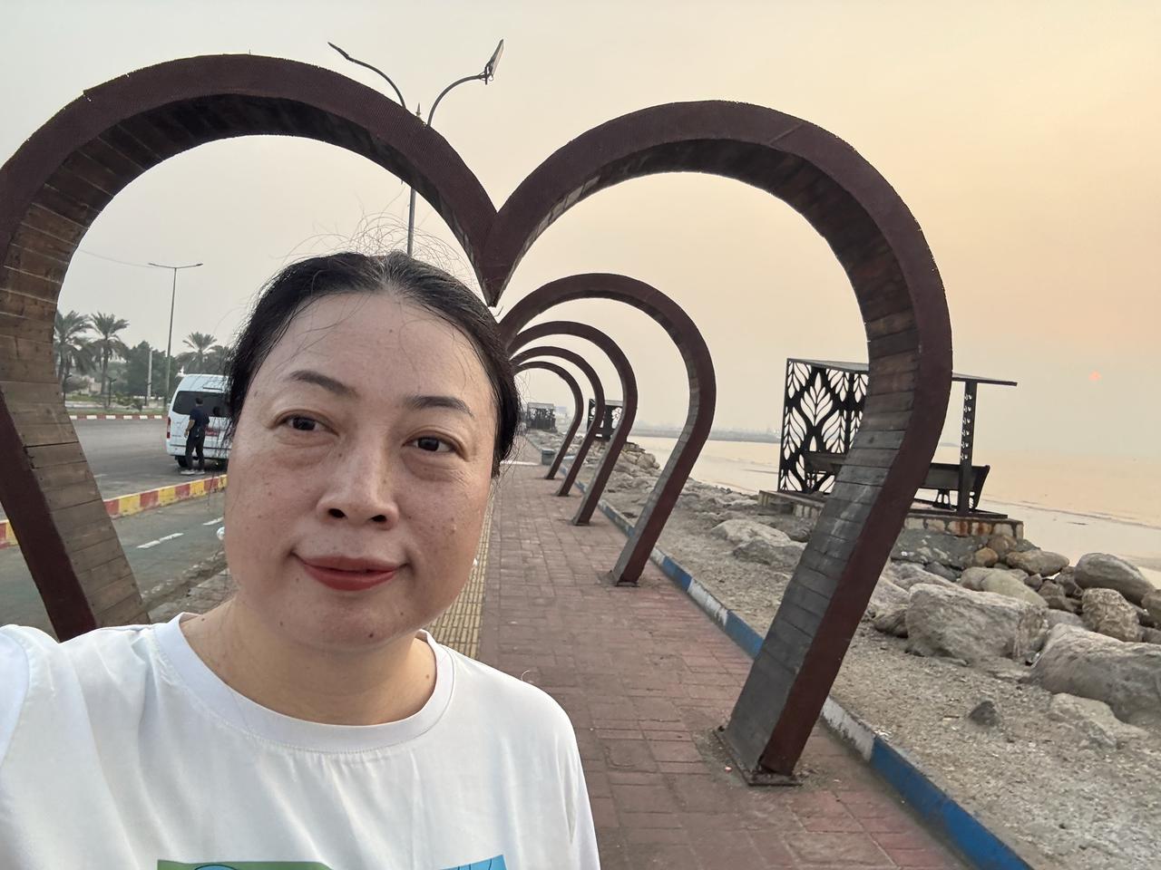 昨晚我在听外面有没有爆炸，说是霍尔木兹海峡上油轮被袭，但我什么也没有听到。早上5