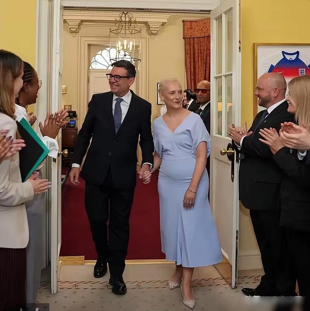 英国新首相刚上任，他老婆那条7700块的裙子，居然被全网嘲讽肚子大，不合身。