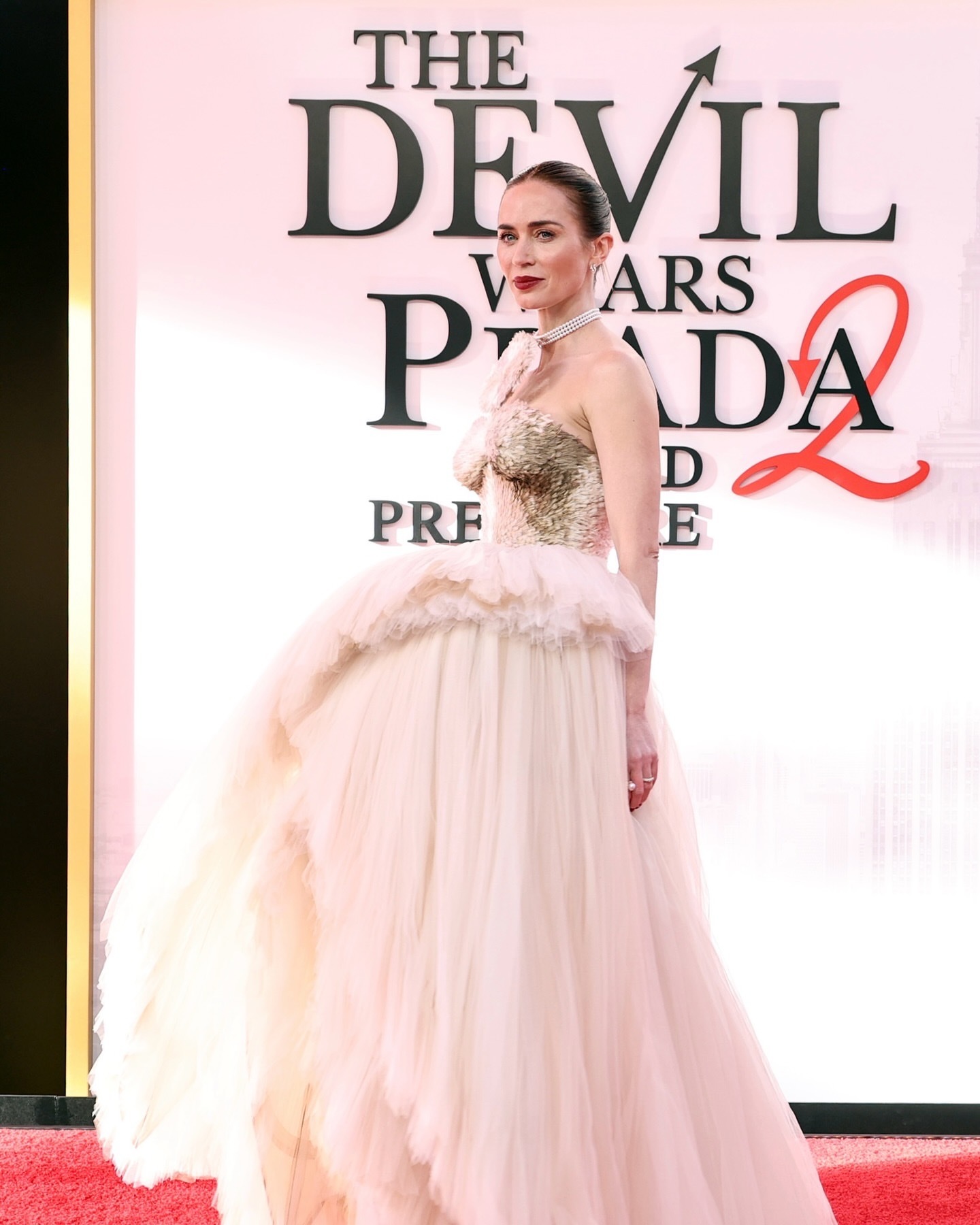 《穿Prada的女王2》全球宣传了一圈回到美国纽约举办首映礼，安妮·海瑟薇穿着