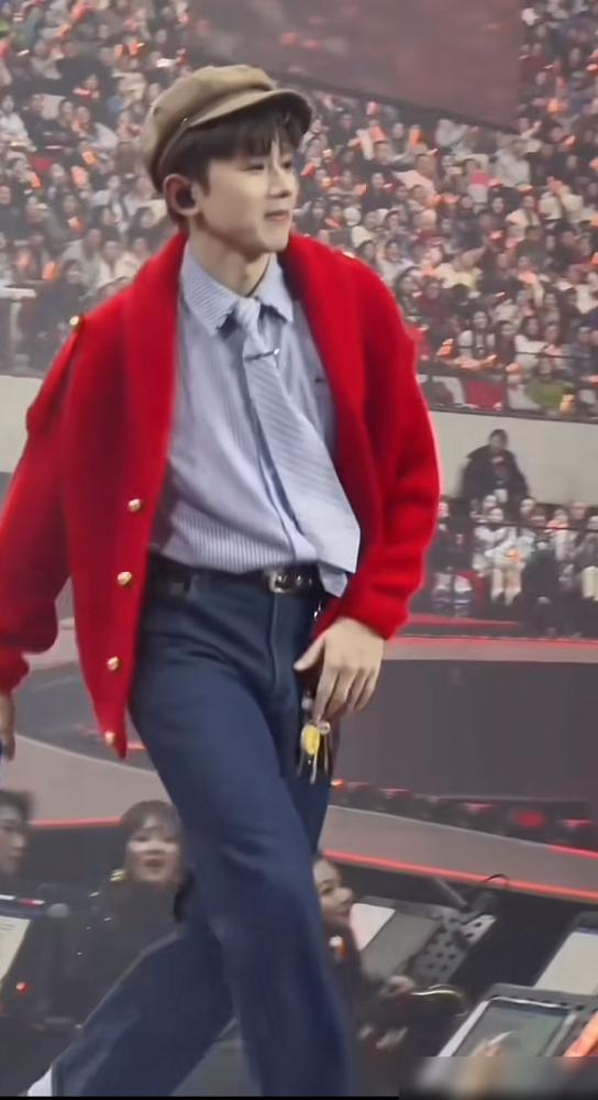 粉丝非指着红外套配格纹衬衫喊清爽少年感，你转头看看他脑袋顶着多层毛绒塔帽，胳膊死