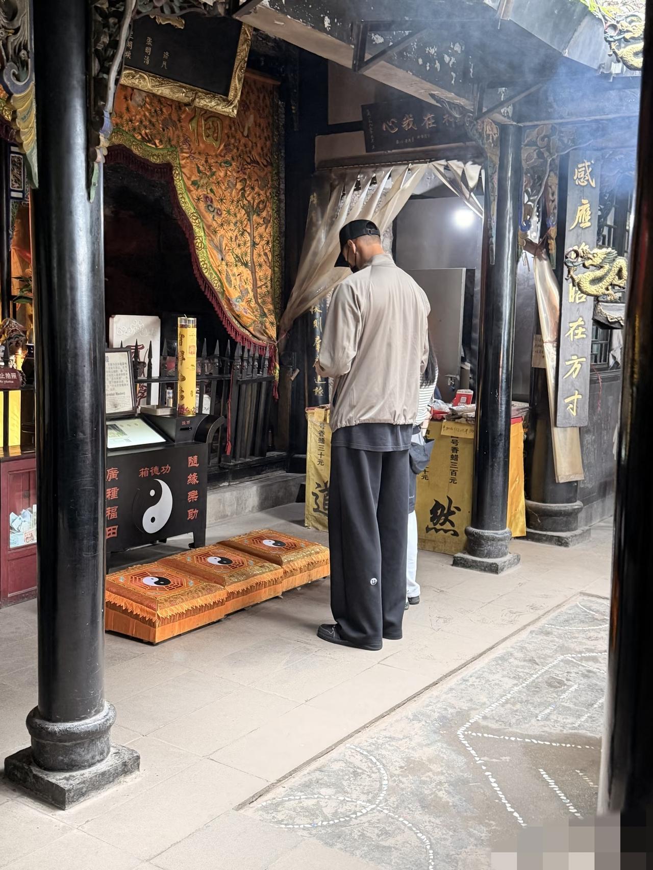 易建联独自到广州三元宫拜佛，周围没人陪伴，看着挺落寞的！3月25日，易建联从