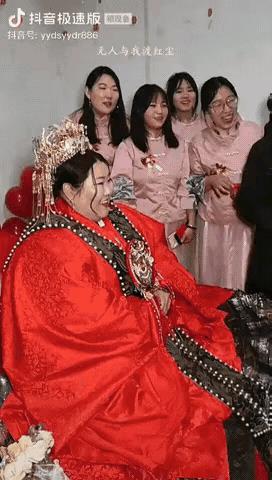 新娘非常的富态，小伙非常的苗条，两个人相亲相爱走到了一起，并举行了温馨浪漫的婚礼