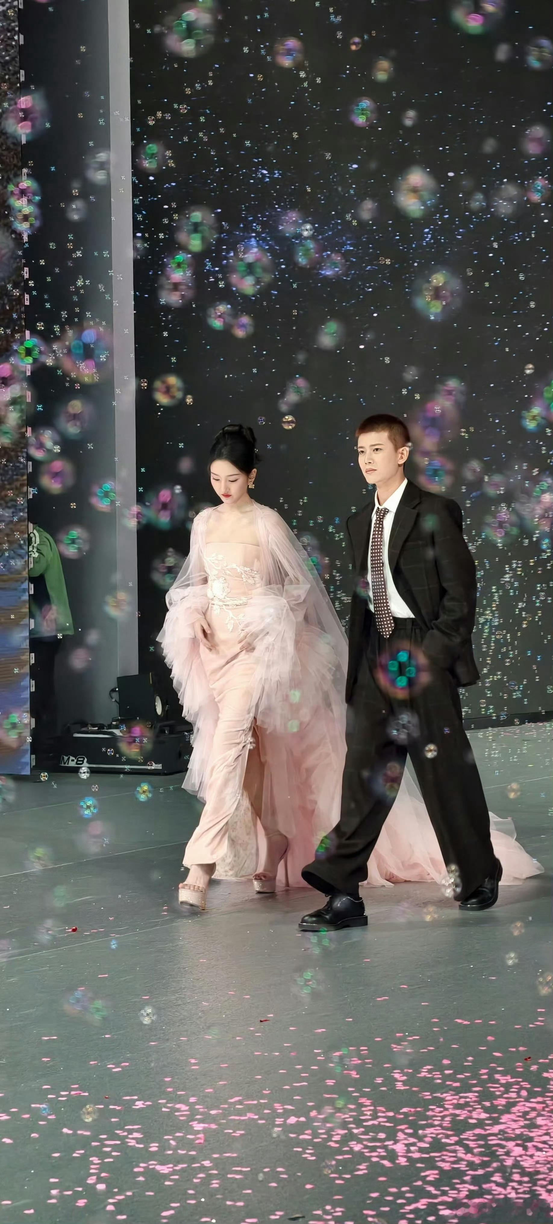 这张图太有氛围感了