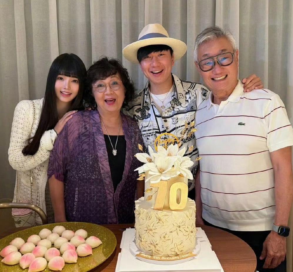 林俊杰官宣恋情。女友挺年轻的，为23岁网红七七，比44岁的林俊杰小21岁。J