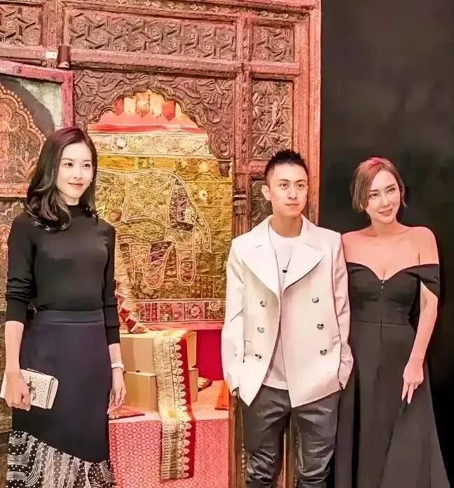 章泽天这气质真是没得挑了，能保持那么好的状态，得有多少秘密啊？感觉章泽天的漂亮脸