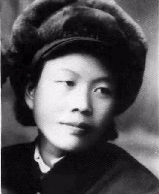 1958年，毛主席视察东北，途经沈阳，在与邓华用餐前，突然提出要见一个"黄毛丫头