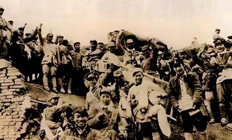1933年2月，日军三万余人进攻热河，然而东北军汤玉麟部和万福麟部竟一触即溃，但