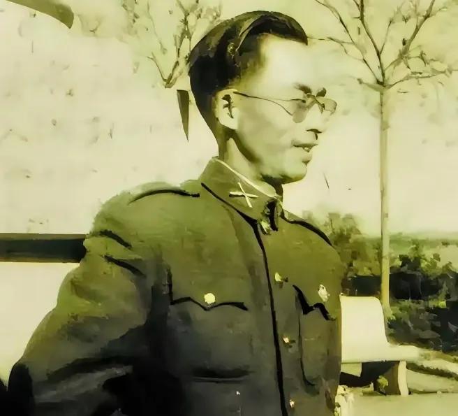 战俘营里的惊天暗号：国民党副师长喊出“我是中央军委的人”，全场死寂！194