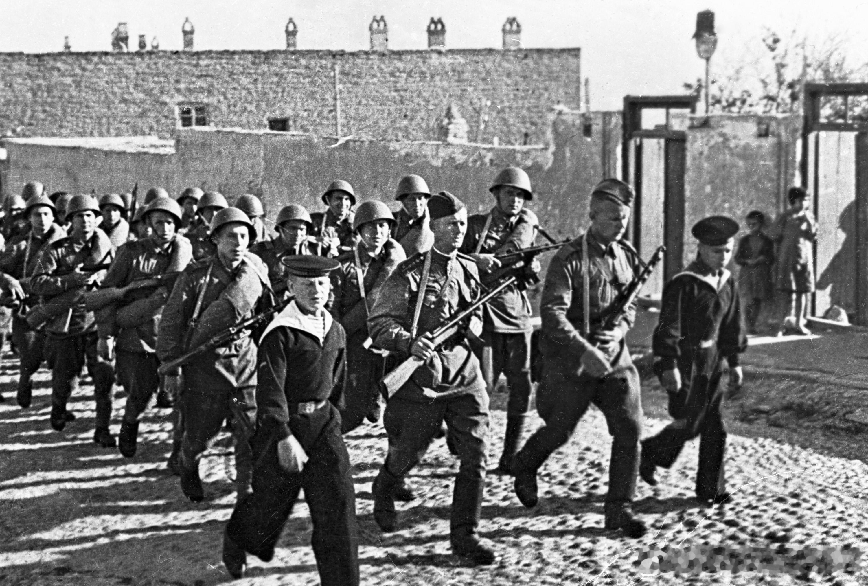 1943年4月苏联里海区舰队1个海军步兵营从阿塞拜疆开赴前线军事历史全触达​​