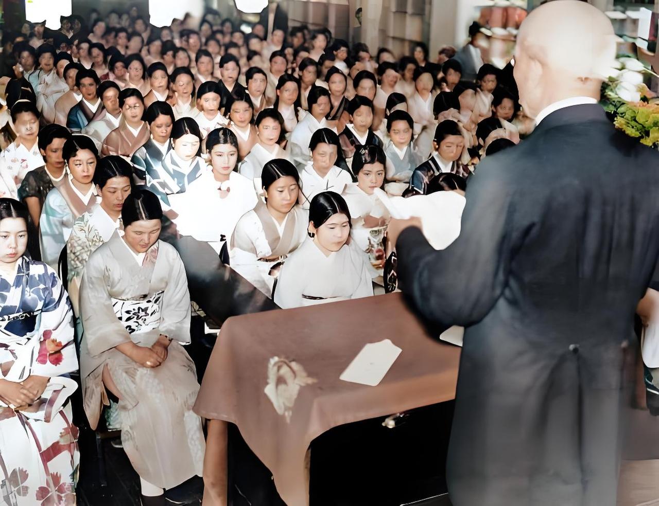 您瞧这张1935年的老照片，说是东京“陆军新娘学校”的毕业典礼，185个穿和服的
