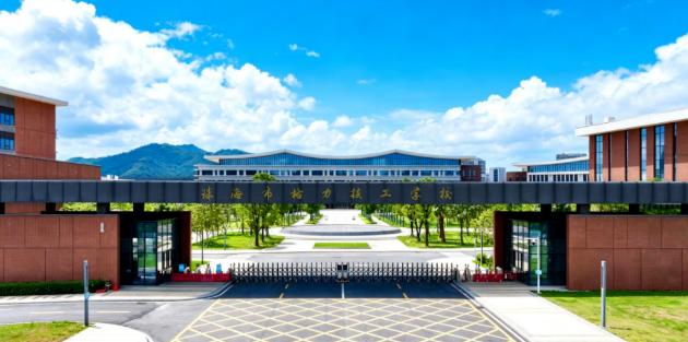 🐰曹德旺砸百亿办福耀科技大学火出圈！72岁董明珠也坐不住了！直接亲自当技