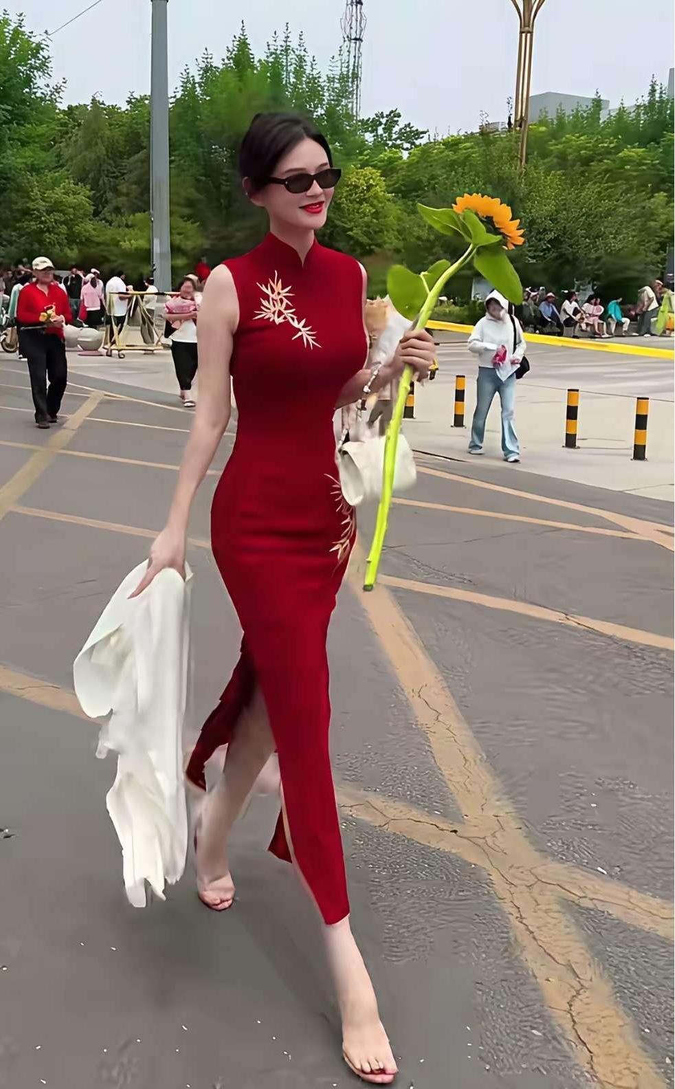 看看这个妈妈，旗袍加身，一举夺魁！