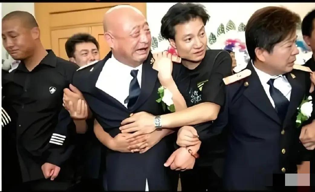 2007年侯耀文的告别仪式上，现在回头看那画面还挺唏嘘的。陈寒柏作为他门下最出