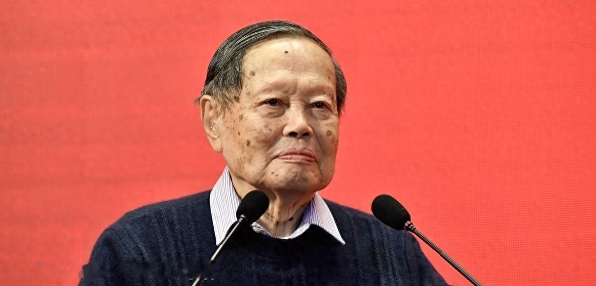 物理泰斗杨振宁百岁谢幕，科学江湖少了一位“老顽童”科学界的大佬杨振宁老爷子，
