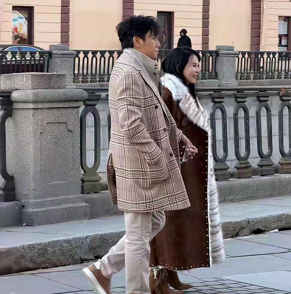 伊能静秦昊迪士尼牵手遛娃，58岁穿学院风抢镜，秦昊蹲地拍照超宠女3月29日