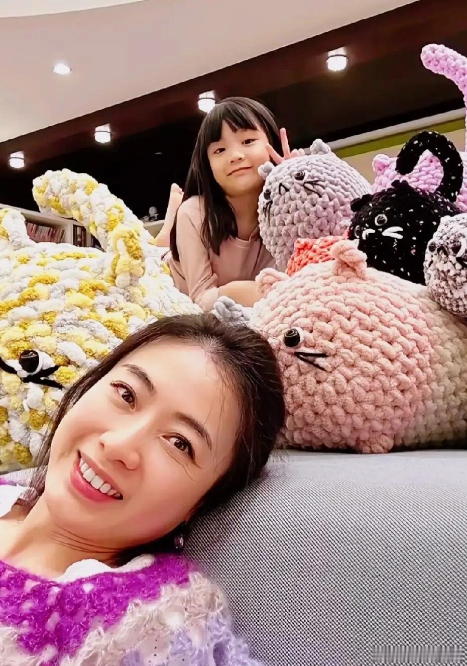 甘比晒出和小女儿的合影，这个小姑娘叫刘秀儿，长得还挺秀气！有一说一，甘比算是最强