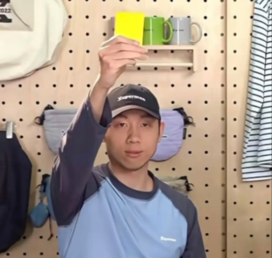莎莎今天跟石洵瑶比赛时，许昕给了裁判一张黄牌。哈哈，这什么乱七八糟的。