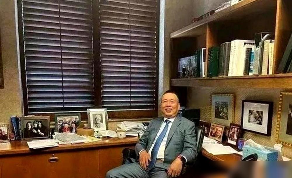 把公司干到最牛的时候，一拆三。自己占70%的股份，大笔一挥，给自己只留下不到2