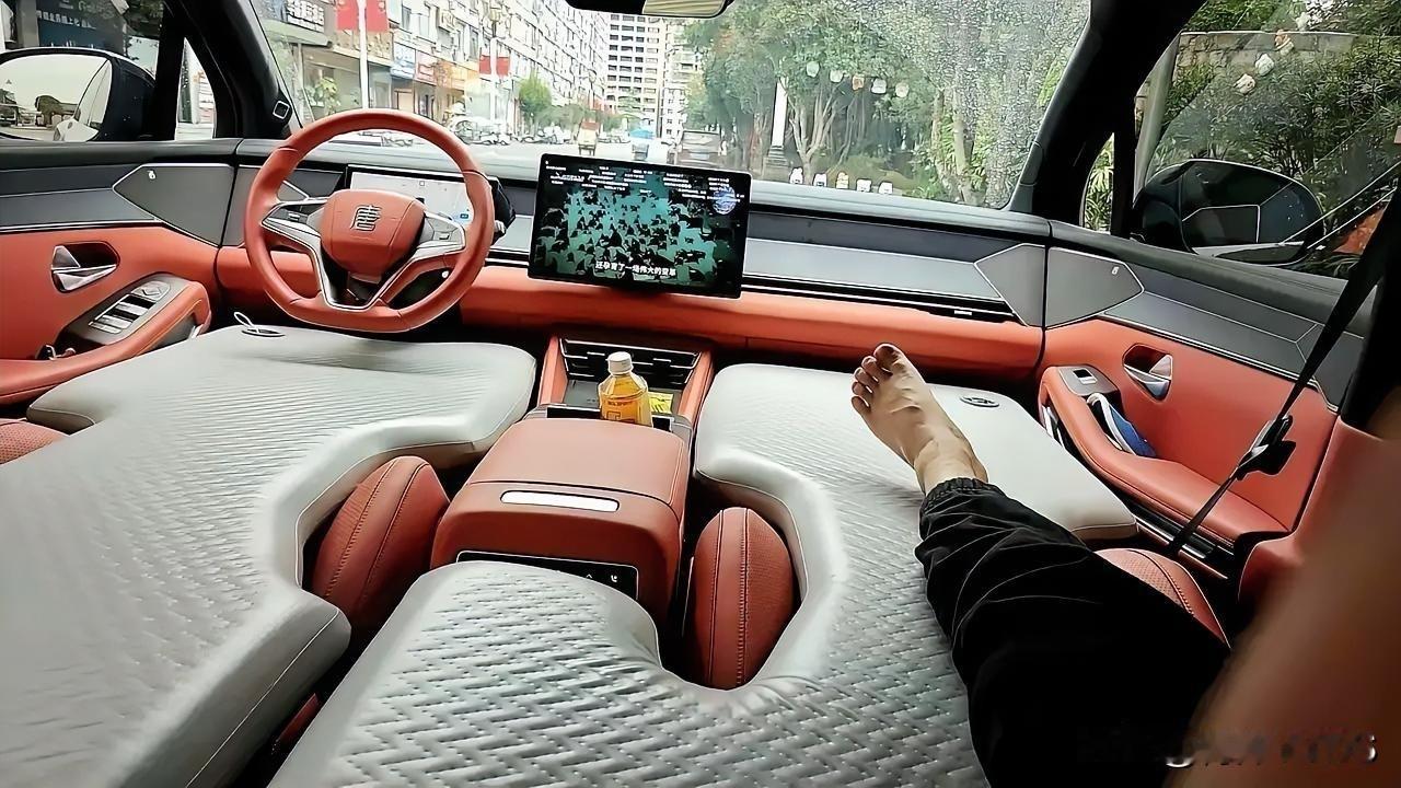 现在有的电车都要成宾馆了