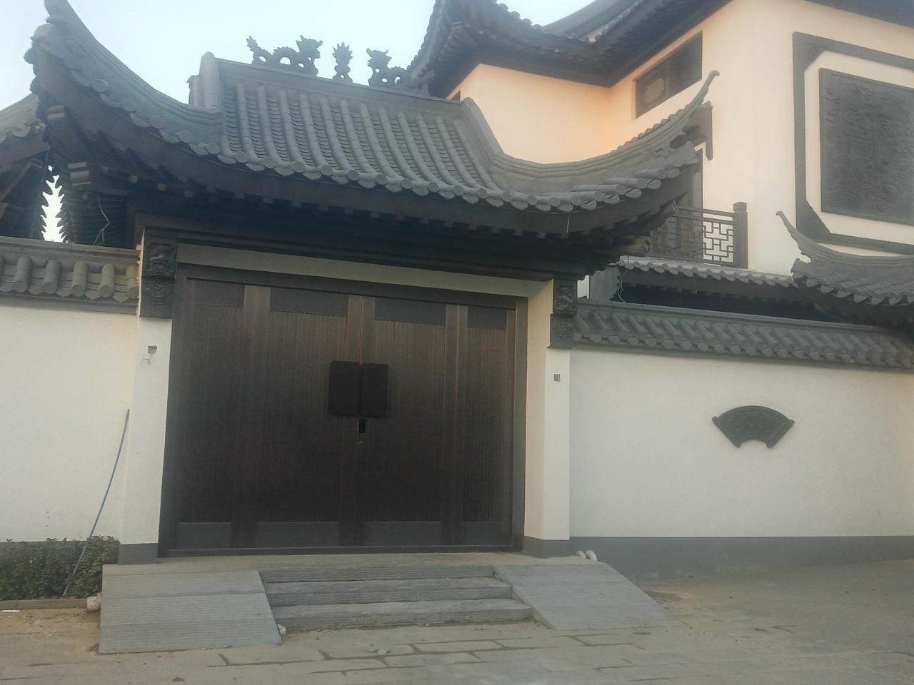 偶然走到这个村子，被眼前的一大片建筑惊呆了！怎么看着这么别扭呢？