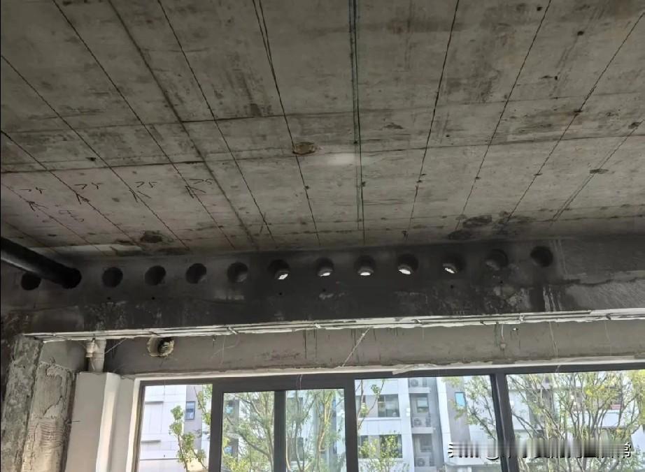 梁上打满洞！业主还在点赞，这是拿房子赌胆大施工群里这张图，后背直接冒冷汗—