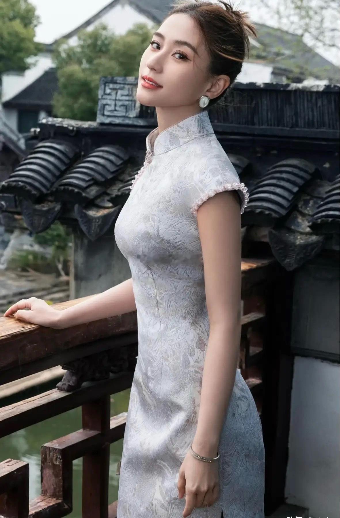 说实话，看完何超莲和窦骁这么多年的感情，真的忍不住想说一句她真的太糊涂了。她已
