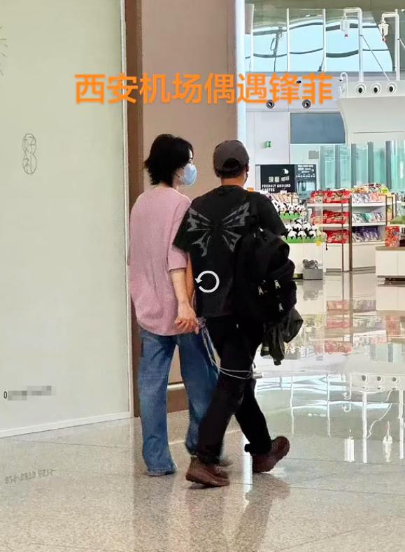 6月29号，王菲谢霆锋再登热搜两人十指相扣现身机场，这是准备离开西安，前往爱巢