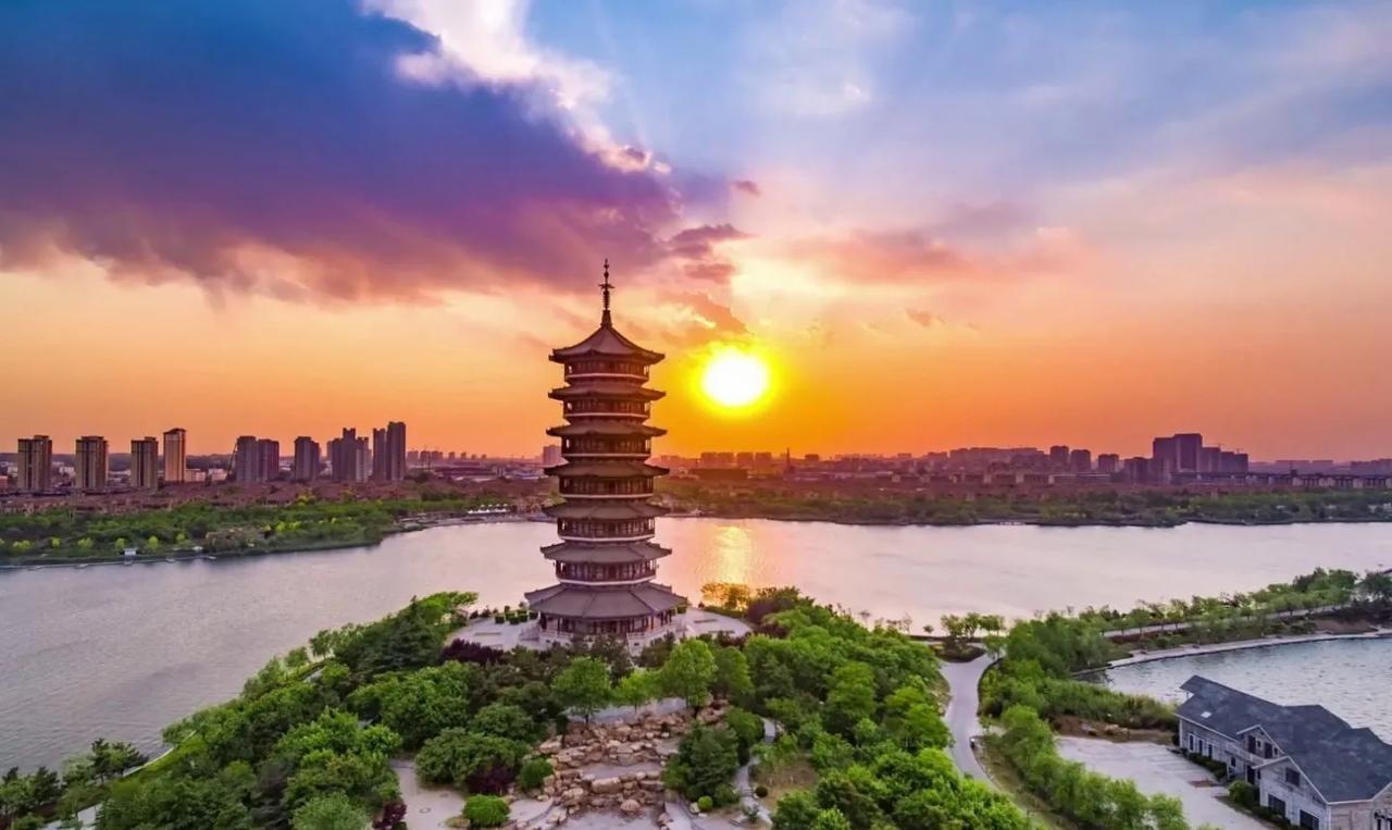 胶州市是山东省青岛市代管的县级市，行政区划里共有8个街道4个镇，作为一名胶州人，