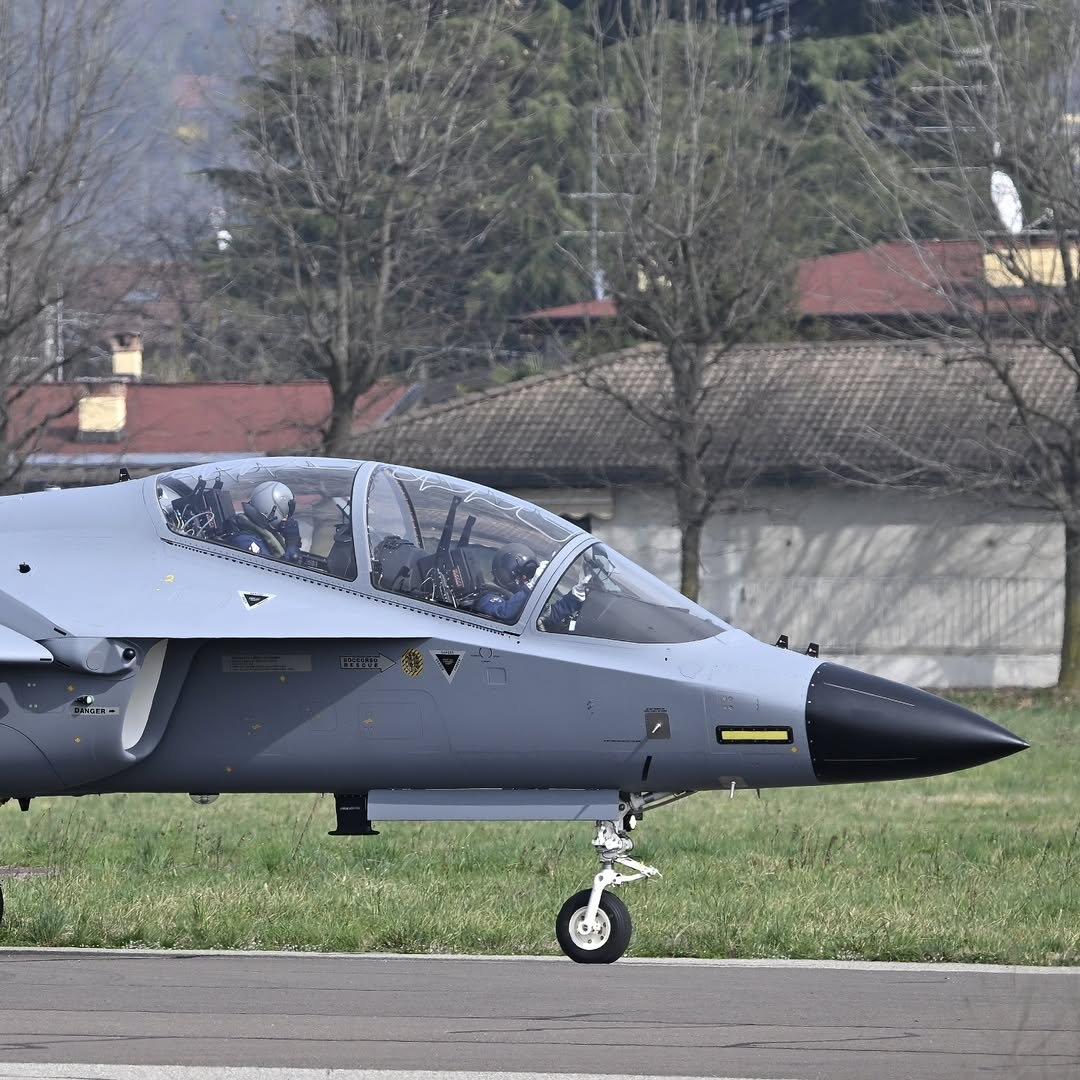 单看机头还挺帅，跟我们的L-15神似，这是尼日利亚空军的莱昂纳多M-346FA飞