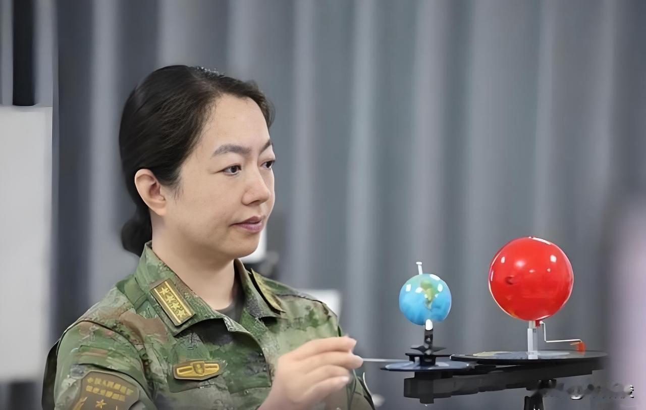 何元智院士，1974年8月出生于四川自贡，1991年9月入伍，大校军衔，我国著名