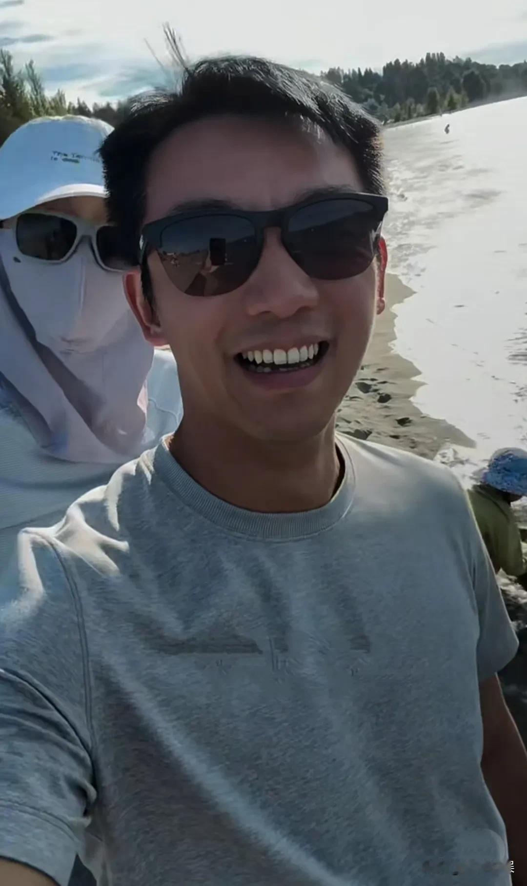 郑恺和苗苗夫妻俩带着三个孩子在海边玩耍，晒儿子的玩耍照，看他笑的见牙不见眼的样子