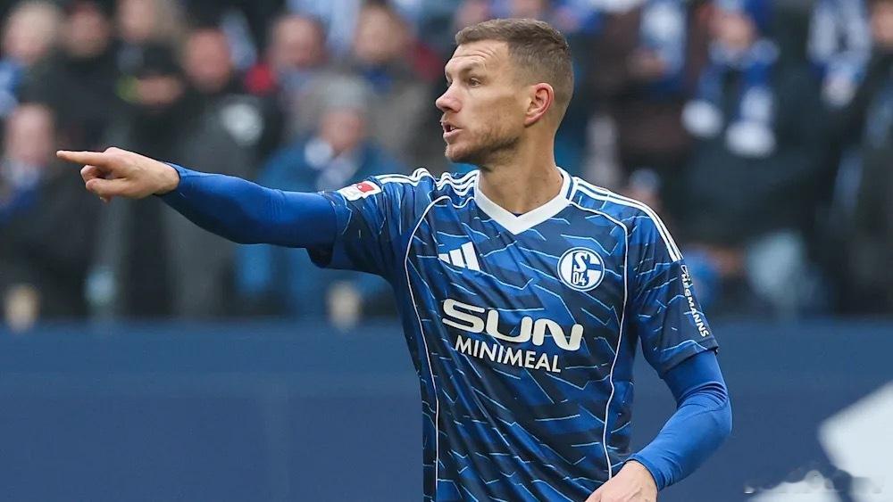 39岁的哲科出手不凡，在沙尔克04主场0比2落后凯泽斯劳滕的情况下，第84分钟破