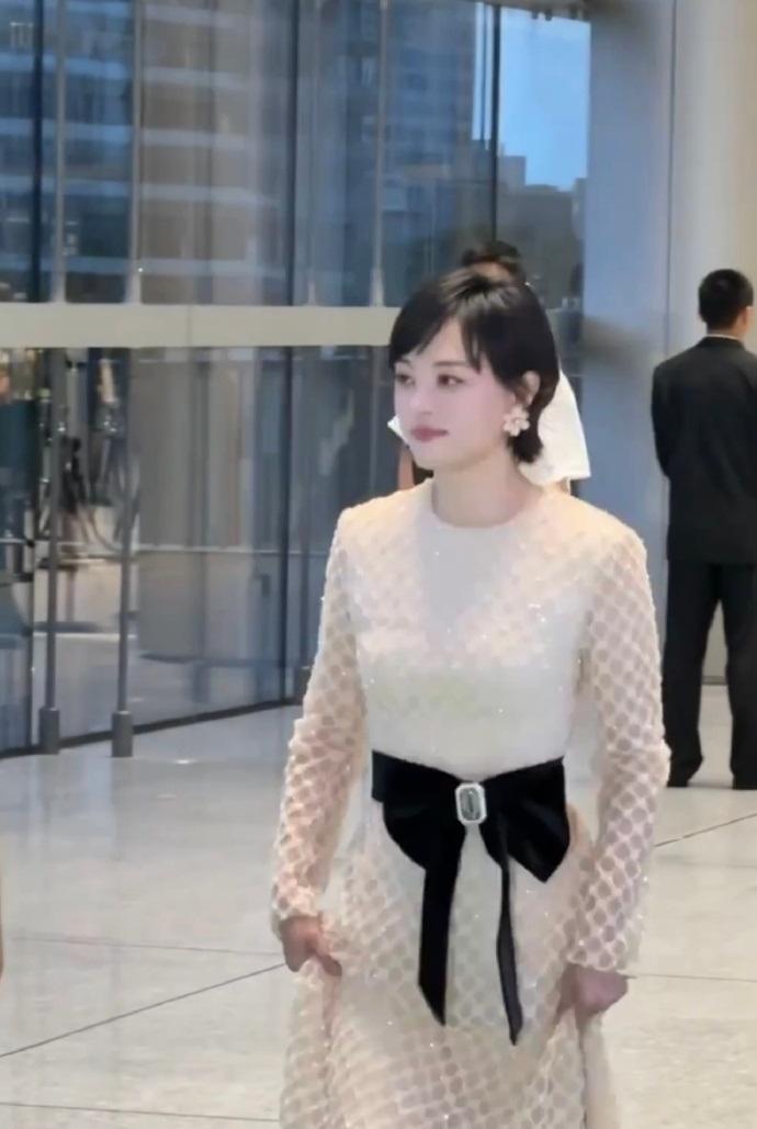今天孙俪现身白玉兰奖提名晚宴，她这次穿了一件米色的裙子，看上去年轻又优雅。孙